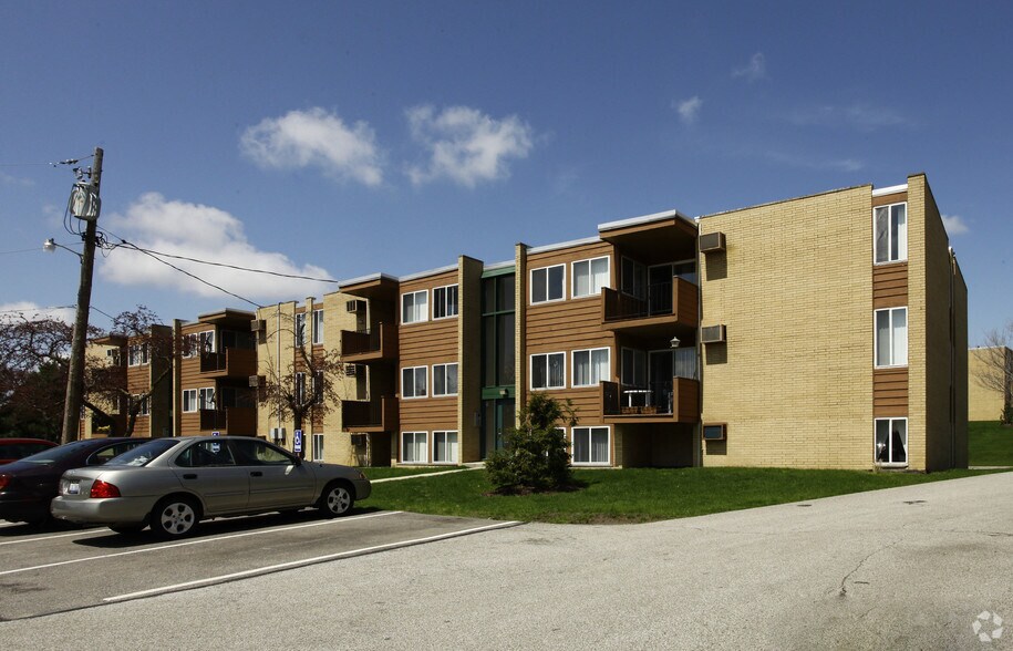 Pleasant Lake Apartments For Rent in Parma, OH