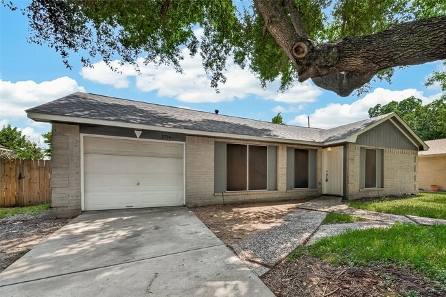 2714 S Brompton Dr