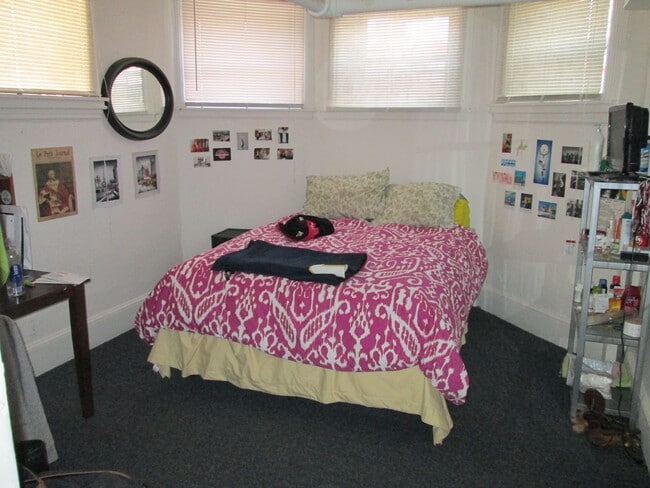 Building Photo - Beautiful two bedroom, heat included, dishwasher Unit #B2