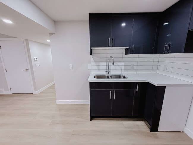612-656 56 Ave SW