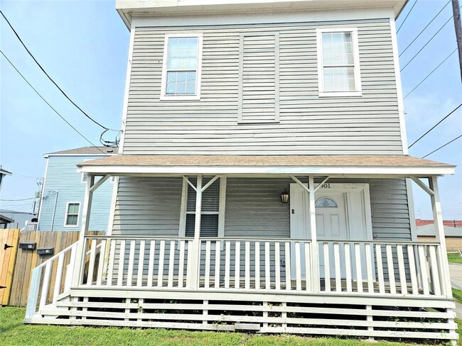 Building Photo - 901 28th St Unit 1 Rental