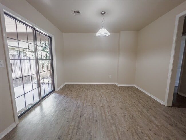 Photo - 2020 S F St