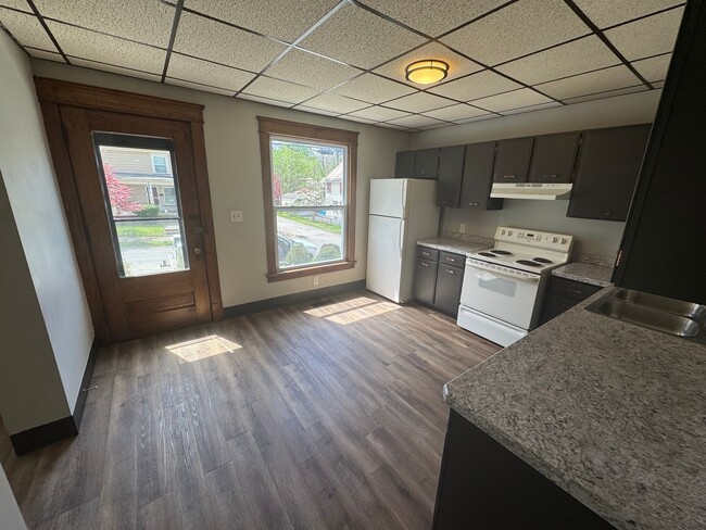 Building Photo - 549 Pine St Unit 549 Pine Street