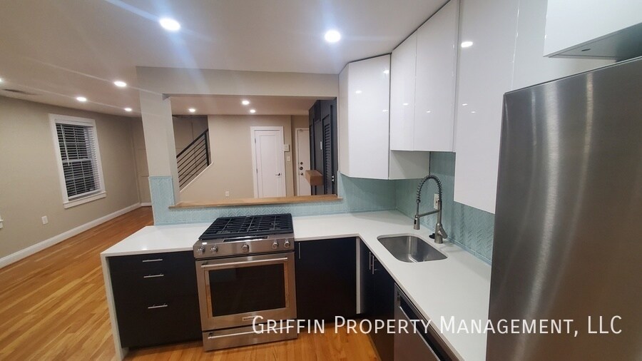 Photo - 2123 Young St SE