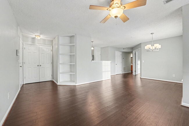 Photo - 421 Rivertree Ln