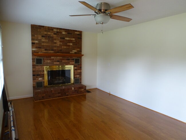 Photo - 5694 Claridge Dr