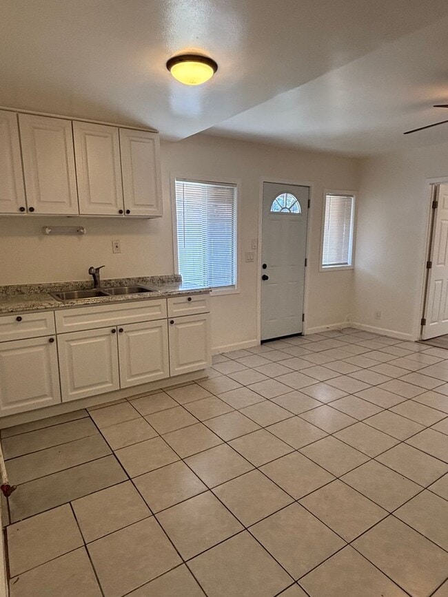 Building Photo - Beautiful 1 Bed Backhouse Available Now!