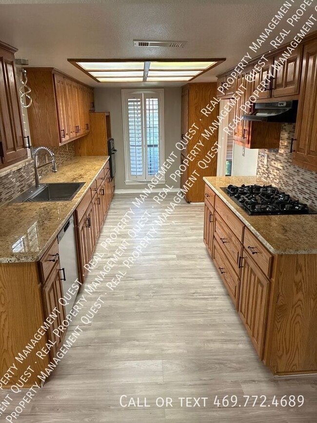 Photo - 410 Peacock Cir