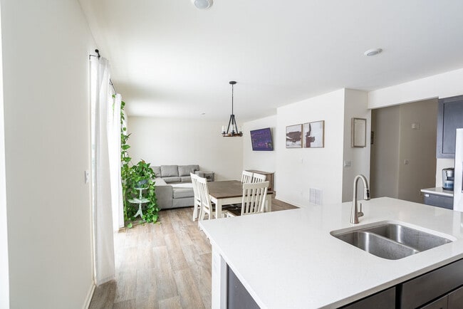 Photo - 2671 Seeley St