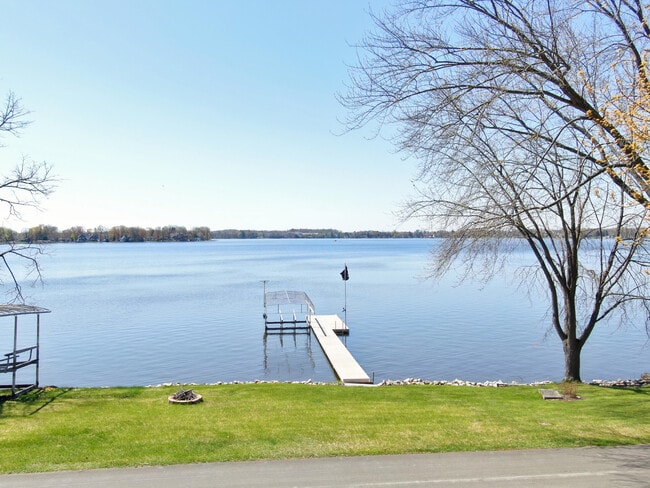 Building Photo - 202 Lac La Belle Dr