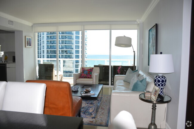 Building Photo - 5900 Collins Ave Unit 1404 Rental