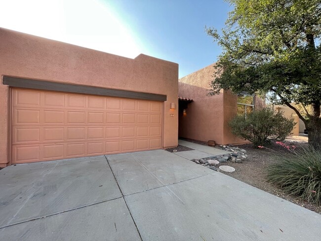 Building Photo - 2911 E Ave Portico Rental