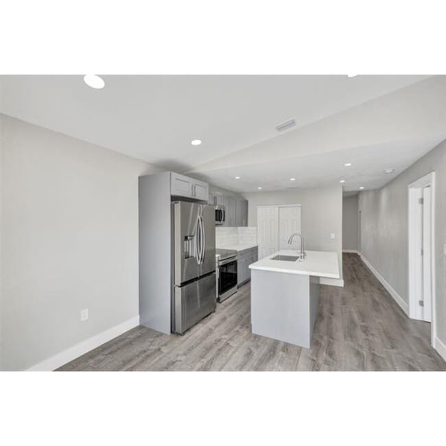 2614 W 65th St