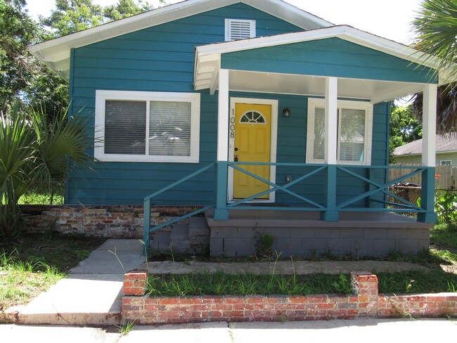 Live in East Hill! 3BR Historic Gem Just M... - Live in East Hill! 3BR Historic Gem Just M... Apartment