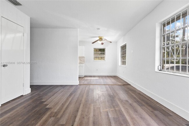 Building Photo - 4201 NW 25th Ave Unit 2