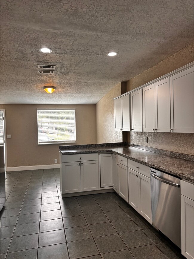 1402 Donna Ave