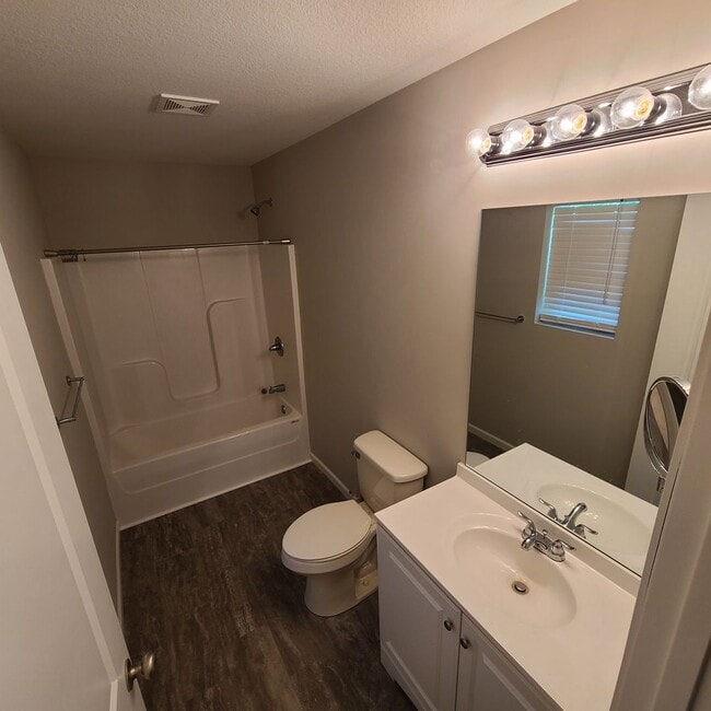 Photo - Knoxville 37917 - 3 bedroom, 2 bath home - Call Sharon Arnwine 865-313-7215 (cell) or 865-693-32...