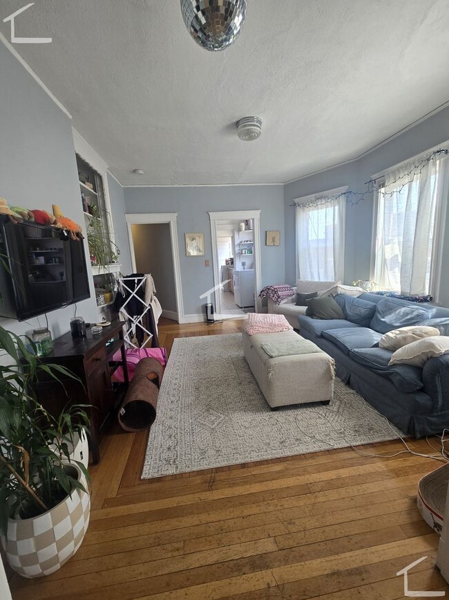 Building Photo - Huge 3 bed 1 bath in Brighton.... Sept 1st Move in!!