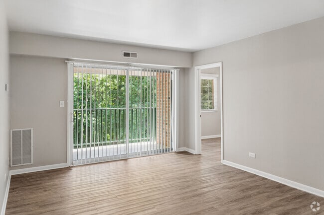 2BR, 1BA - 925SF - Living Room