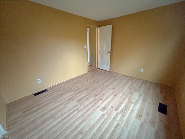 Photo - 535 Willow Dr SE