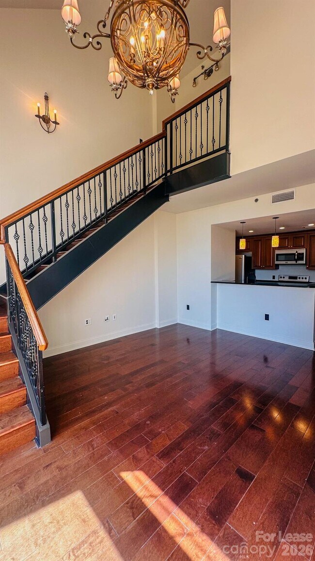 Photo - 300 W 5th St