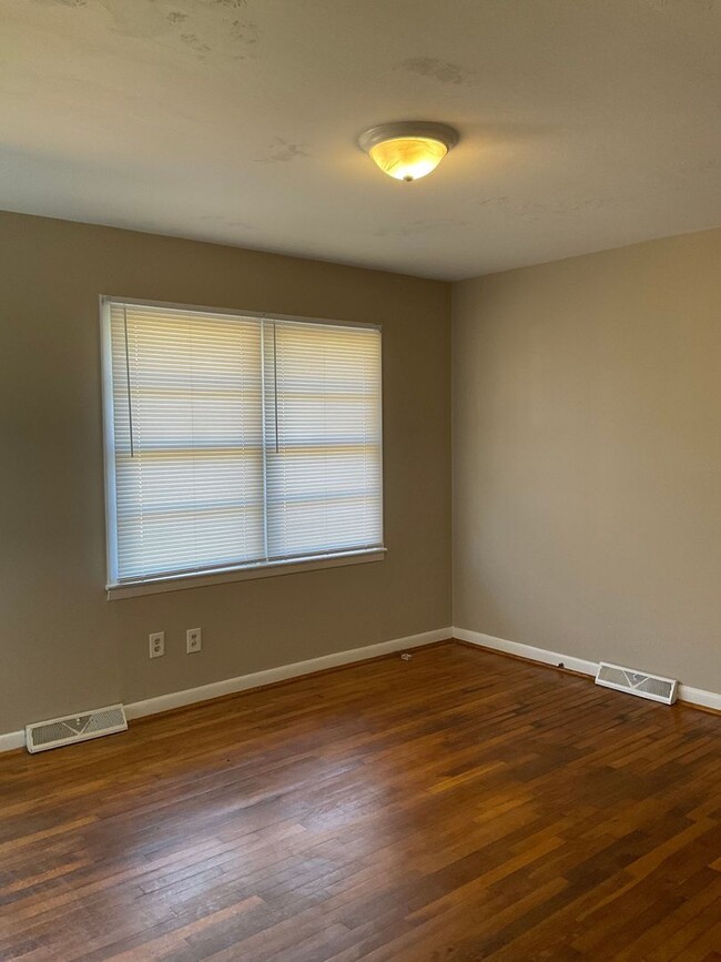 Photo - Available Now ! Charming 2-Bedroom Duplex ...