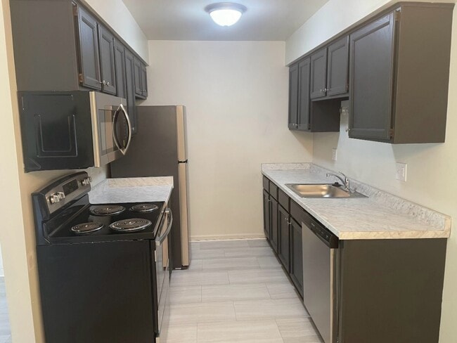 2BR, 1BA - 900SF - Premium Upgraded Stainless Steel Kitchen - Bradford Square Apartments