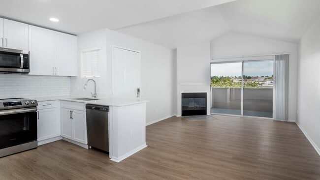 Sala de estar con chimenea y balcón - Carmel Terrace