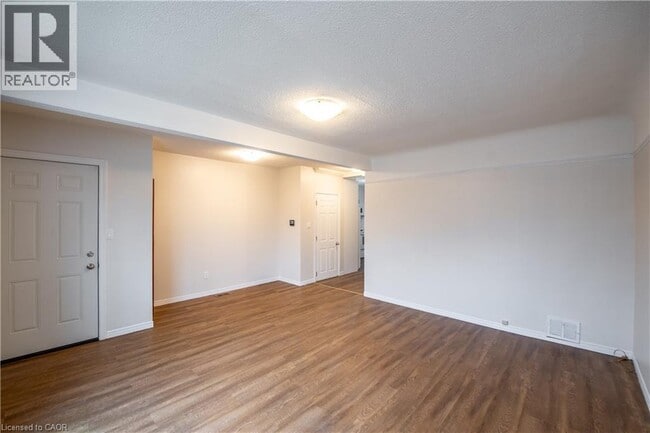 Photo - 66 Weir St S