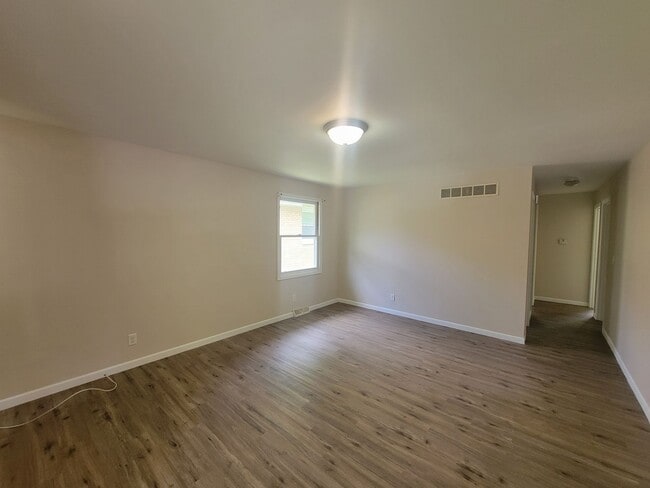 Photo - 3 +bedrooms /2 bath + Attached 2-car Garage Home -Available Now in Peoria!