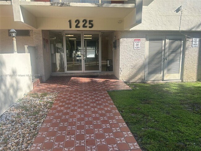 Building Photo - 1225 NE 124th St Unit 20C Rental