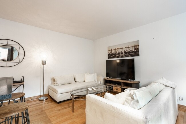 Photo - 1500 Ave des Pins Ouest Unit 403
