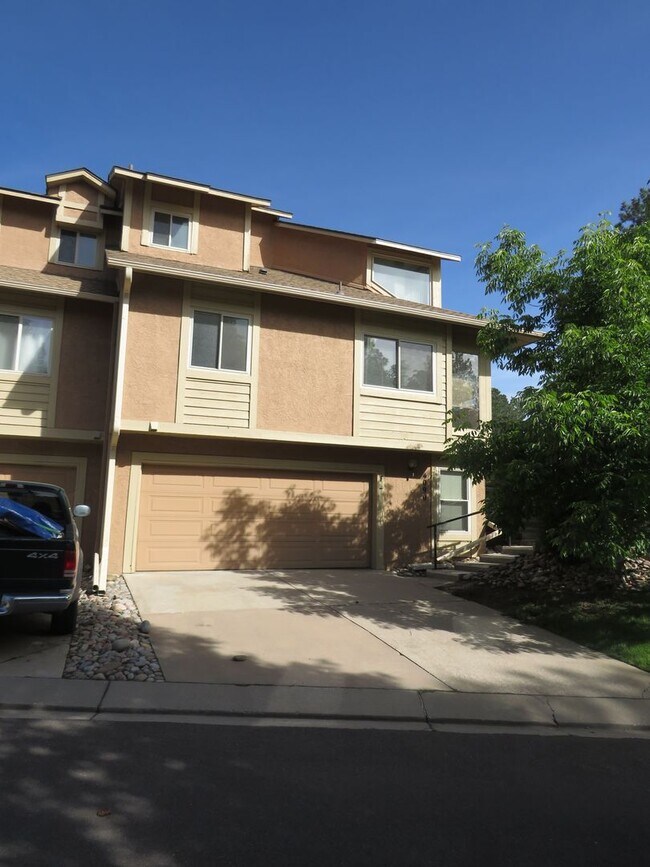 Updated 3-bedroom townhouse in Broadmoor B... - Updated 3-bedroom townhouse in Broadmoor B...