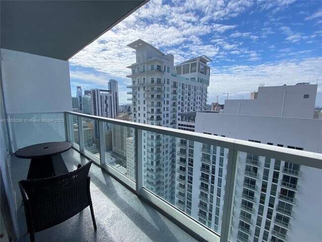 Building Photo - 253 NE 2nd St Unit 3306 Rental