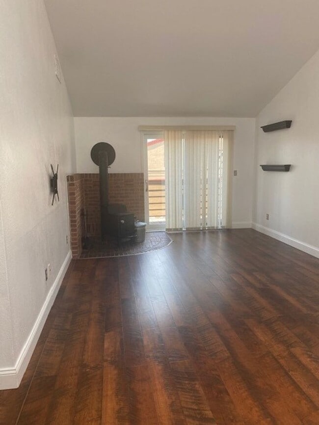 Building Photo - Beautiful Apartment in Carbondale