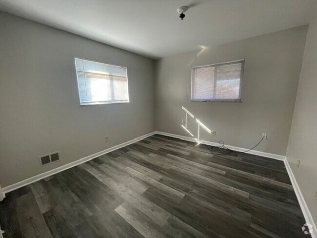 Building Photo - Spacious 3 BR Ranch Rental