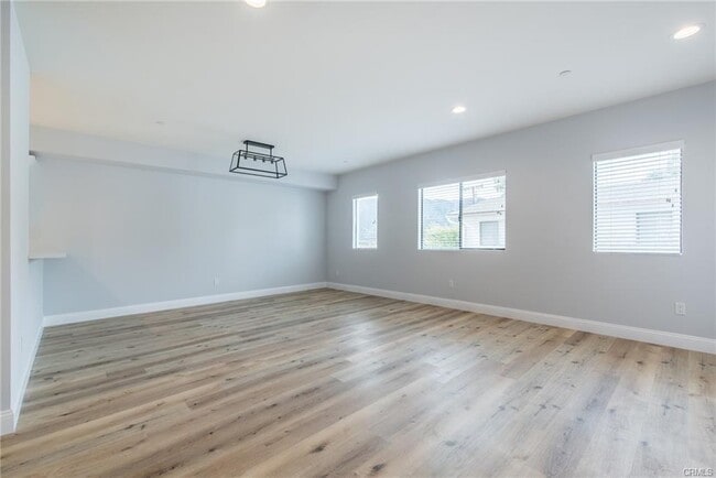 Photo - 2340 Montrose Ave Unit 303