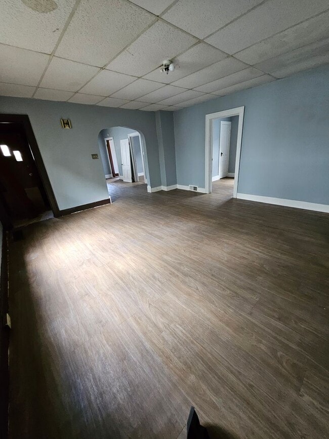 Building Photo - Lower 2 bedroom unit ALL UTILITIES INCLUDED