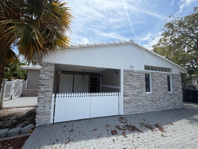 Photo - 204 S Seacrest Cir