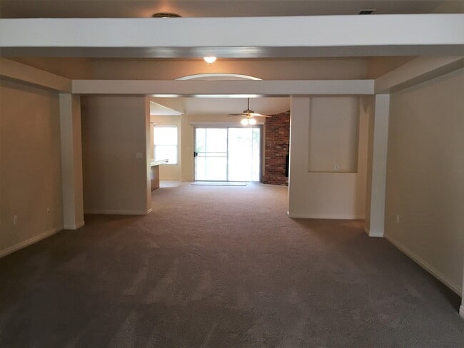 Photo - 5801 Roscomare St