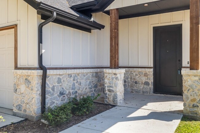 Photo - 400 Leuty St
