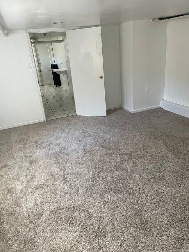 Photo - 314 W 31st St Apartments Unit B