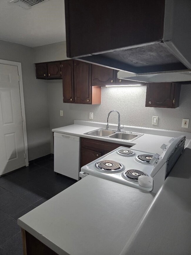 Photo - 2000 Bahama Dr Unit True