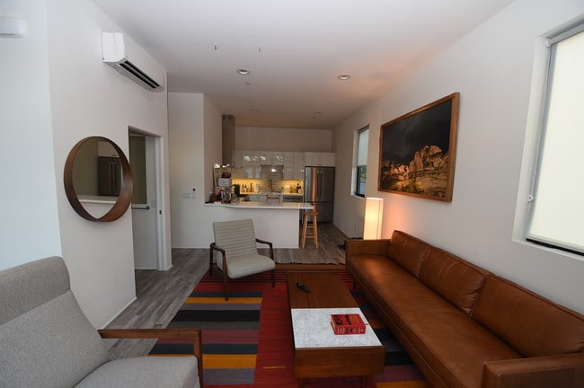 Building Photo - 1509 Cabrillo Ave Unit 1/2