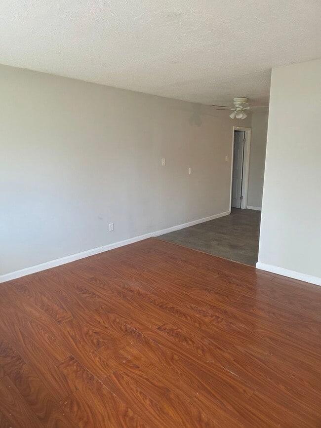 Photo - 2020 Louise Ave