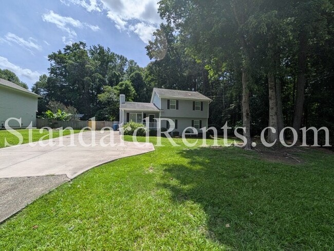 Building Photo - Huge yard!