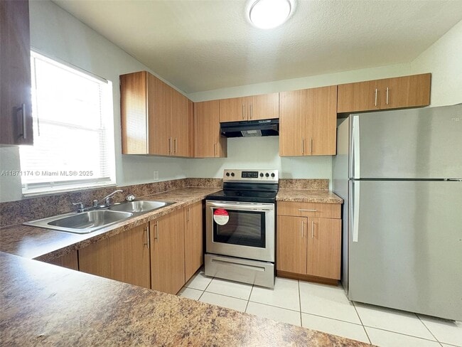 Building Photo - 4160 NW 21st St Unit 240-B Rental