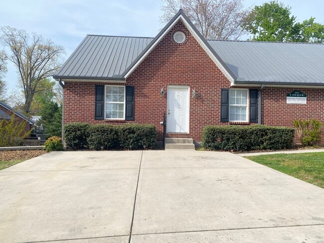 Building Photo - 200 E 14th St Unit A