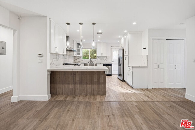 Photo - 17141 Sherman Way