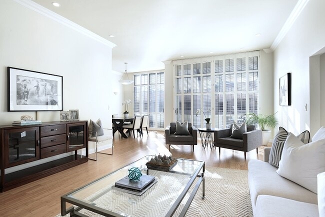 Building Photo - 11970 Montana Ave Unit 311